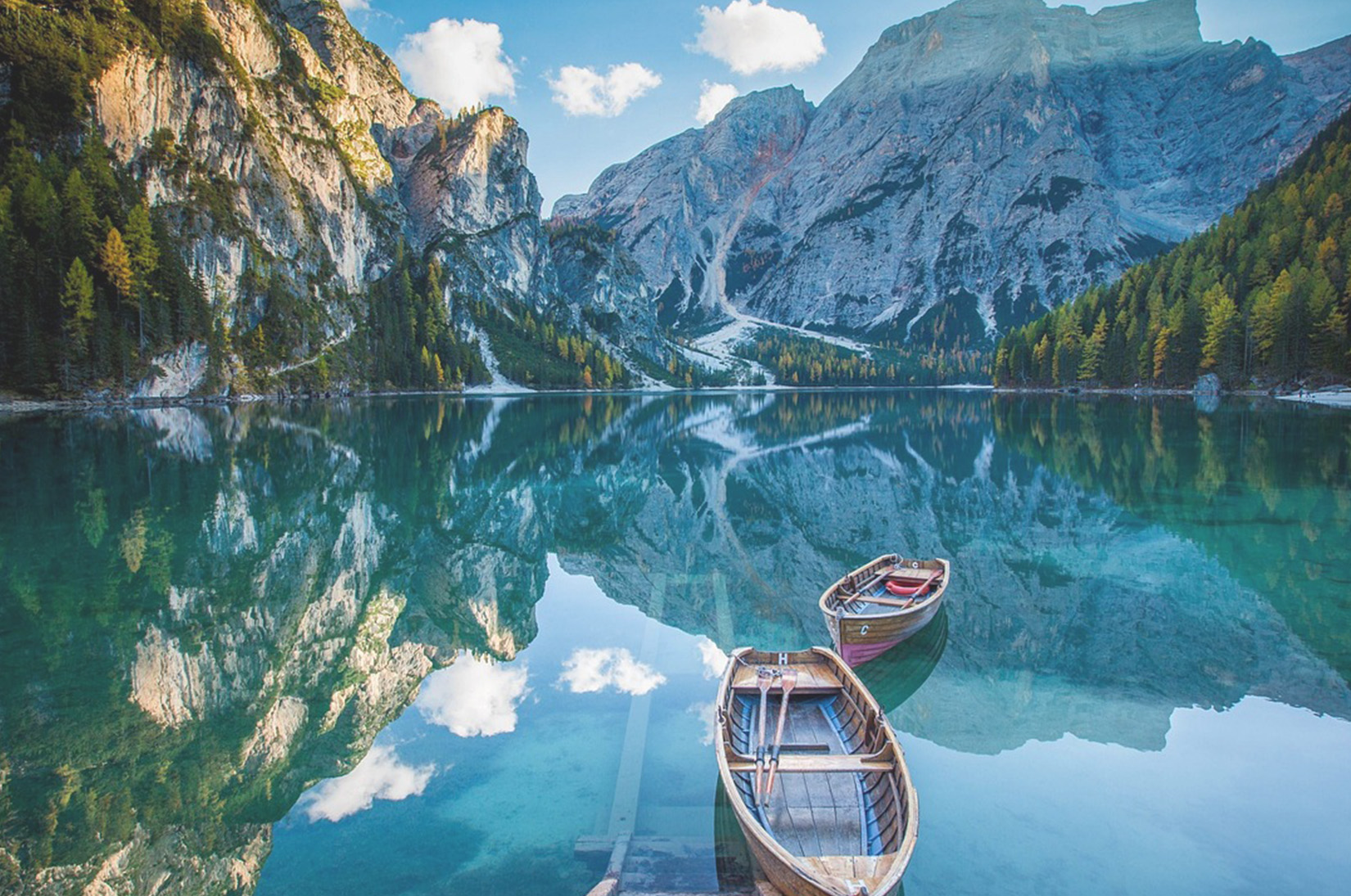 Bergsee mit Holzbooten, Harmonie zwischen Mensch und Natur