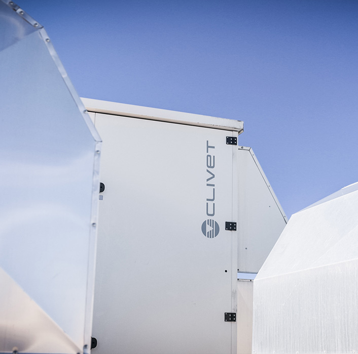 Merlata Bloom Milano particolare di unita Clivet sul tetto e canali